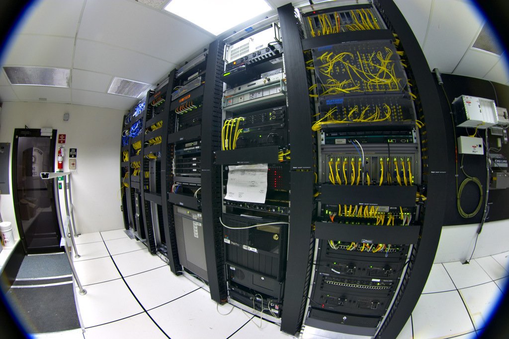 Datacenter-telecom Por Contributed and licensed under the GFDL by the photographer, Gregory Maxwell. - Trabajo propio, GFDL 1.2, https://commons.wikimedia.org/w/index.php?curid=154674
